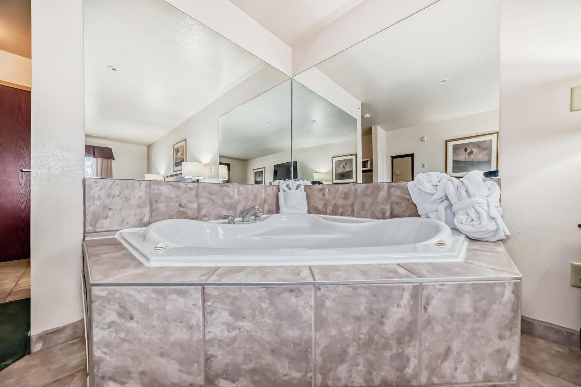 Grande Cache Inn & Suites Εξωτερικό φωτογραφία